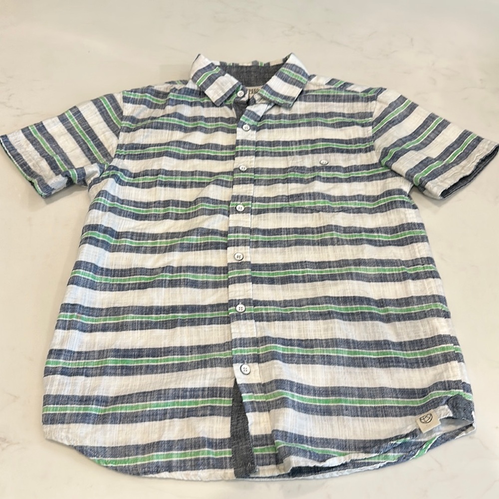 Boys size 12 free planet, short sleeve button down shirt, 100% cotton.